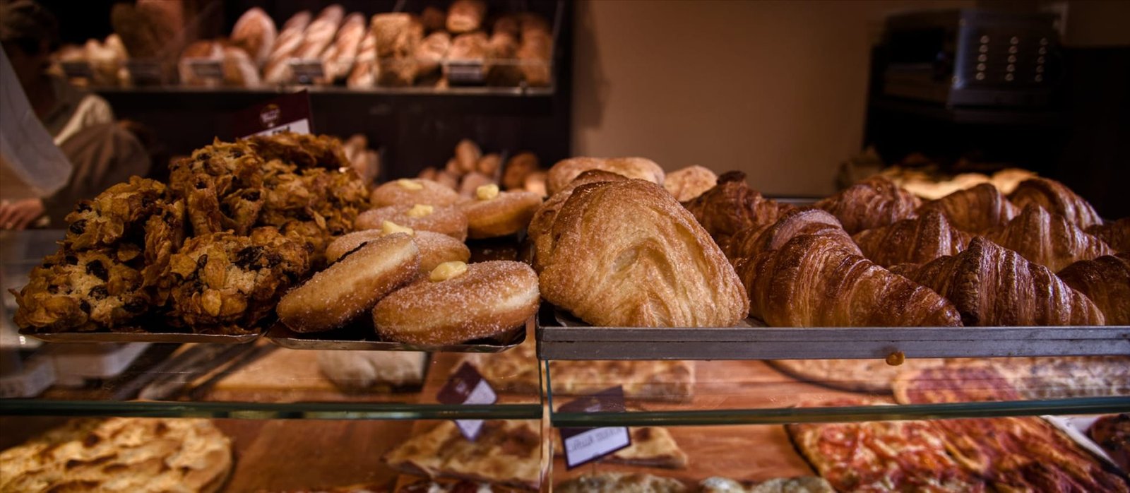 Vetrina del forno Antico Forno Bacci con pane e pasticceria artigianale appena sfornati